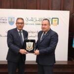 محمد الاتربي رئيس البنك الأهلي المصري مع الدكتور عبد العزيز قنصوة رئيس جامعة الإسكندرية