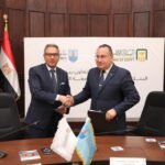 محمد الاتربي رئيس البنك الأهلي المصري مع الدكتور عبد العزيز قنصوة رئيس جامعة الإسكندرية