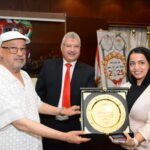 سارة الشيات نائب مدير ادارة الاتصالات التسويقية في البنك الأهلي المصري تتسلم جائزة أفضل إعلان متكامل