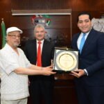 جمال الدالي رئيس الاتصالات الخارجية والتسويق الالكتروني بنك مصر يتسلم جائزة أفضل إعلان جماهيري