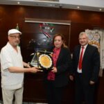 هبة السعيد رئيس الشمول المالي في بنك نكست تتسلم جائزة أفضل تصوير اعلان