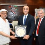 عمرو سند رئيس قطاع التجزئة المصرفية في مصرف أبو ظبي الإسلامي - مصر يتسلم جائزة أفضل كلمات وأفضل موسيقى إعلان في رمضان