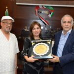 نيرفين بوكلي حسن رئيس قطاع التسويق بشركة هايد بارك تتسلم جائزة لجنة التحكيم الخاصة