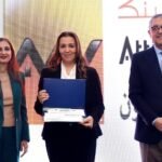 سارة ابراهيم رئيس قطاع الاتصال المؤسسي والتنمية المستدامة خلال تسلمها جائزة التميز
