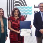 الدكتورة نور الزيني رئيس قطاع الاتصال المؤسسي والتنمية المستدامة في بنك قناة السويس خلال استلامها شهادة التميز